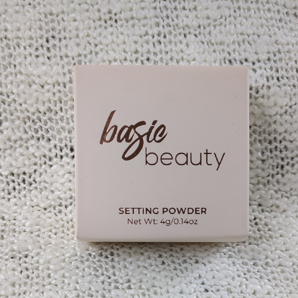 Basic Beauty Setting Powder in Banana, 4g/0.14oz - Picture 5 of 9